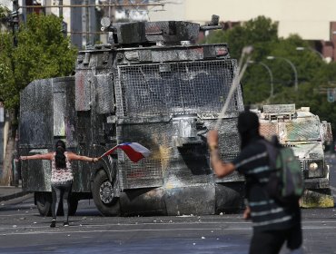 [VIDEO] Carabineros dispersa con bombas lacrimógenas a manifestantes que intentaban llegar hasta el Congreso