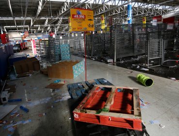 Investigan hallazgo de cuerpo al interior de supermercado que había sido saqueado en Maipú