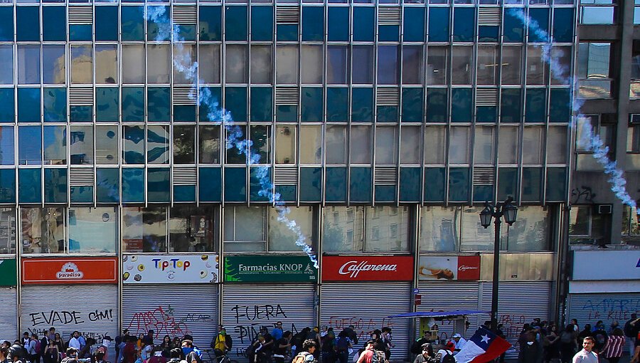 A lo menos tres farmacias han sido saqueadas en Santiago centro tras protestas