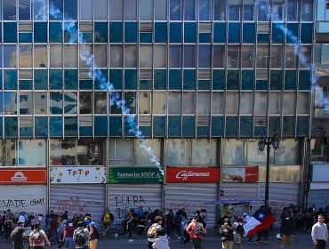 A lo menos tres farmacias han sido saqueadas en Santiago centro tras protestas