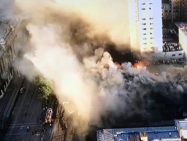 Incendio de grandes proporciones afecta edificio de locales comerciales en el centro de Santiago