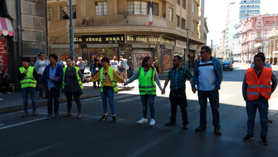 Ola de saqueos en Valparaíso: Comerciante se encadena a la Municipalidad y exige hablar con el alcalde Sharp