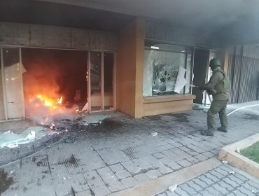 Encapuchados lanzaron objetos contundentes e incendiarios a Municipalidad de San Felipe