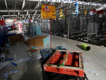 Investigan hallazgo de cuerpo al interior de supermercado que había sido saqueado en Maipú