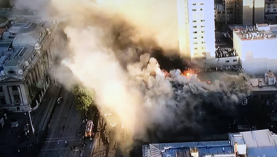 Incendio de grandes proporciones afecta edificio de locales comerciales en el centro de Santiago