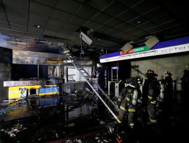 Habrían identificado a uno de los presuntos autores de ataque a estaciones del Metro de Santiago