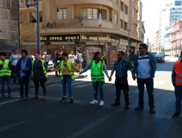 Ola de saqueos en Valparaíso: Comerciante se encadena a la Municipalidad y exige hablar con el alcalde Sharp