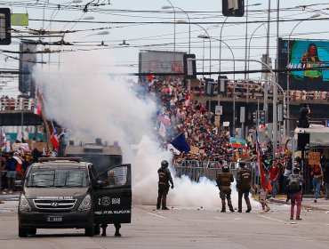 Carabineros atribuye su actuar en marcha Viña-Valparaíso a grupo que derribó vallas y los agredió para ingresar al Congreso