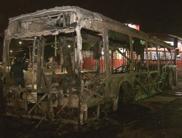 Grupo de unos 20 sujetos incendia bus del Transantiago en Peñalolén