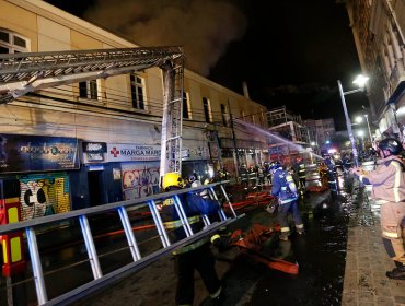 Antisociales saquean y queman farmacia en pleno centro de Valparaíso: dos bomberos lesionados