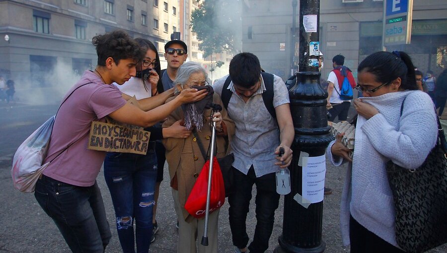 Masivas manifestaciones en plaza Italia y paseo Bulnes terminan en incidentes y enfrentamientos