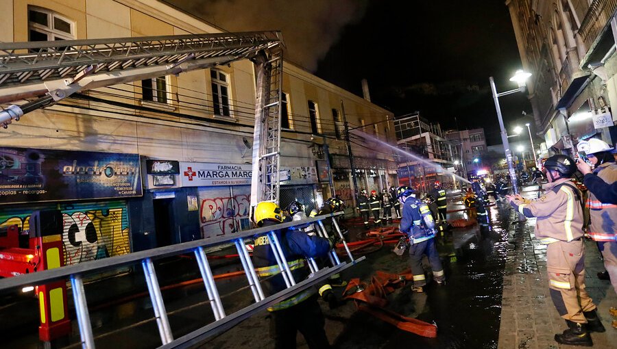 Antisociales saquean y queman farmacia en pleno centro de Valparaíso: dos bomberos lesionados