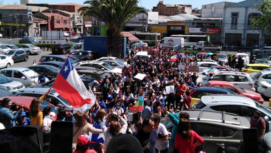 Marchas de funcionarios de la salud de Valparaíso y Viña del Mar se unirán en Caleta Abarca