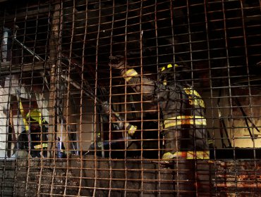 Incendiaron edificio de la Seremi Metropolitana de Salud y las oficinas del Compin en Santiago