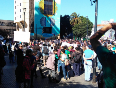 Protesta en Valparaíso se desvió del trazado histórico para exigir la renuncia del intendente Martínez