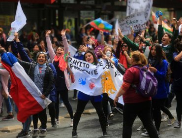 Educadoras de Párvulos y funcionarios de la salud se manifiestan por las calles de Santiago