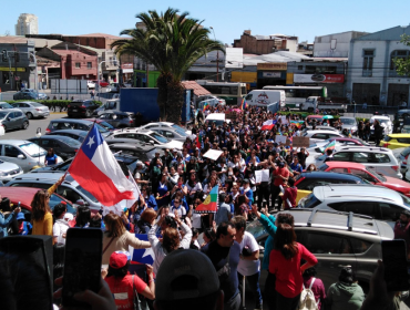 Marchas de funcionarios de la salud de Valparaíso y Viña del Mar se unirán en Caleta Abarca