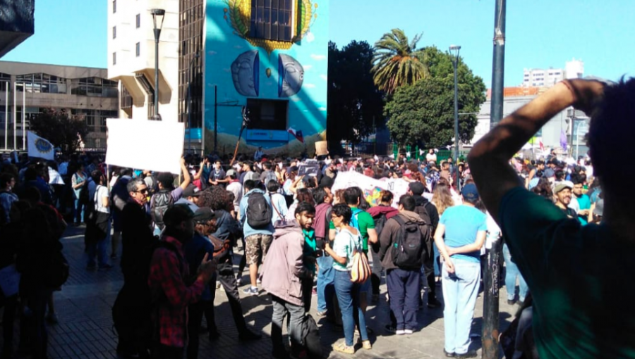 Protesta en Valparaíso se desvió del trazado histórico para exigir la renuncia del intendente Martínez