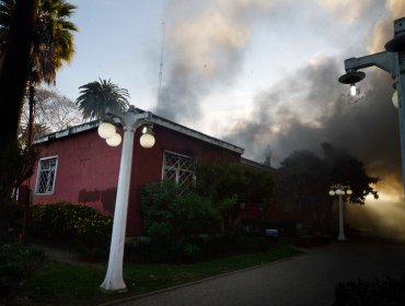 Encapuchados incendiaron edificio de la Municipalidad de Quilpué luego de manifestación