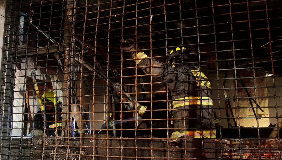 Incendiaron edificio de la Seremi Metropolitana de Salud y las oficinas del Compin en Santiago