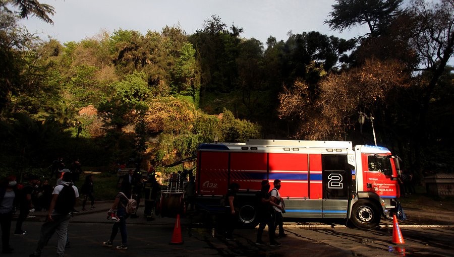 Bomberos de Santiago controló incendio que afectó a ladera del cerro Santa Lucía