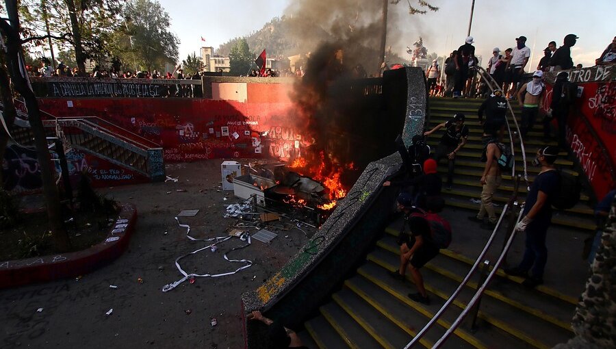 Por graves incidentes, Metro de Santiago debió retrasar inicio de su servicio este martes