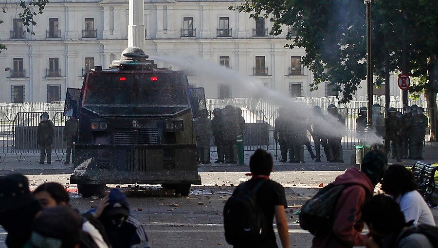 Solicitan a Carabineros datos de su plan antidisturbios y uso de lacrimógenas en manifestaciones