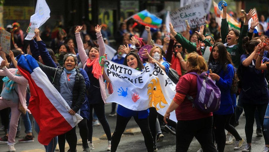 Educadoras de Párvulos y funcionarios de la salud se manifiestan por las calles de Santiago