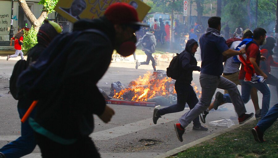 Con incidentes aislados se lleva a cabo manifestación en las cercanías del palacio de La Moneda