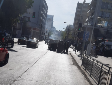 Manifestación en el centro de Viña termina con barricadas, gases lacrimógenos y corridas