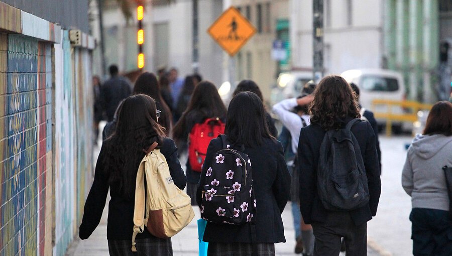 Al menos 25 comunas de la región Metropolitana suspenden clases debido a llamado a paro nacional