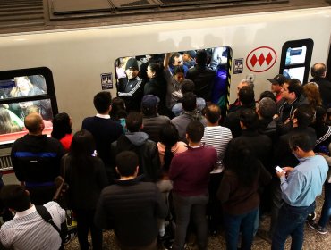 Metro de Santiago evaluará durante la jornada su horario de cierre por estaciones