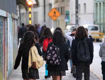 Al menos 25 comunas de la región Metropolitana suspenden clases debido a llamado a paro nacional