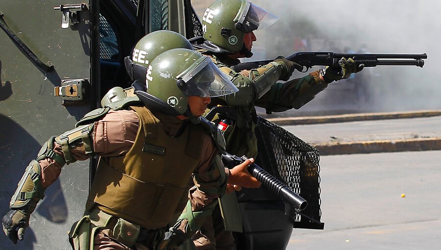 Tras incidentes en Plaza Italia, carabineros dispersó a manifestantes hacia Providencia