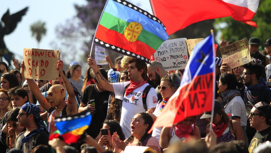 Centenares de personas disfrazadas se congregaron en Plaza Italia