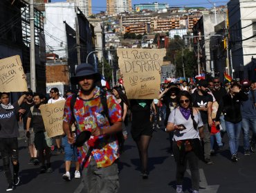 Solo mil personas en marcha de Viña del Mar a Valparaíso: Incidentes aislados