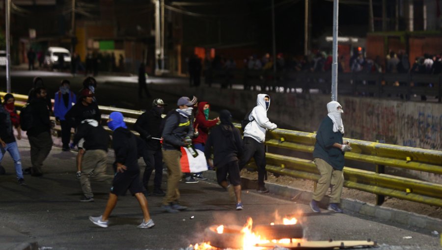 Detienen a sujeto que elaboraba bombas molotovs en Arica para manifestaciones