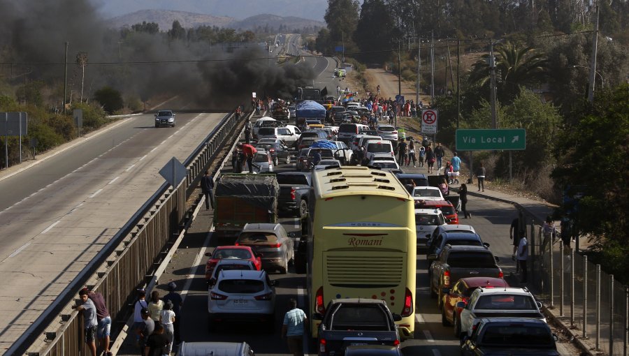 Protestas con barricadas interrumpen tránsito en las rutas 5 Sur y Norte