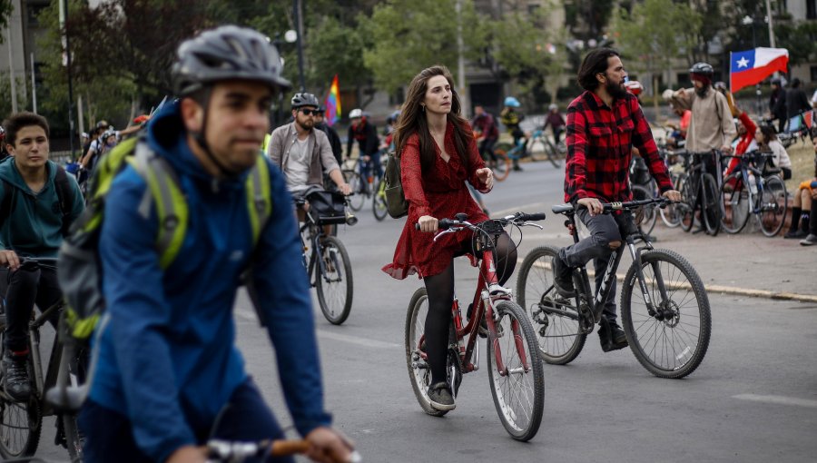 Miles de ciclistas protestaron en las cercanías de la casa del Presidente Piñera