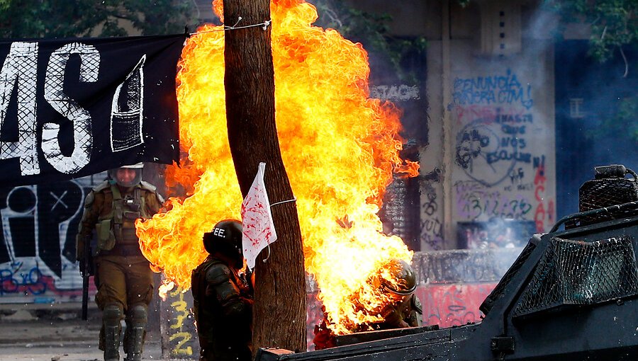 Gobierno calificó como "salvaje" y "brutal" el ataque con bombas molotov a carabineras