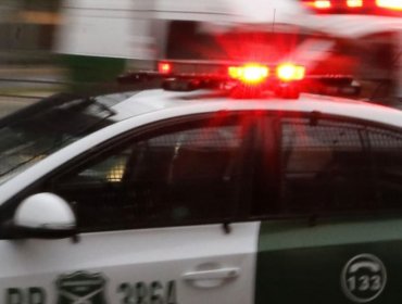 Vehículo de Carabineros atropelló a hombre que atravesaba la calle en Santiago