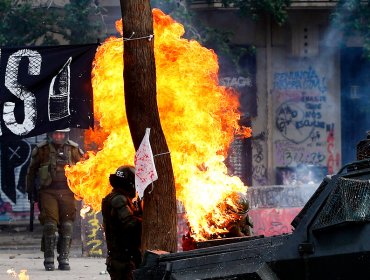 Gobierno calificó como "salvaje" y "brutal" el ataque con bombas molotov a carabineras