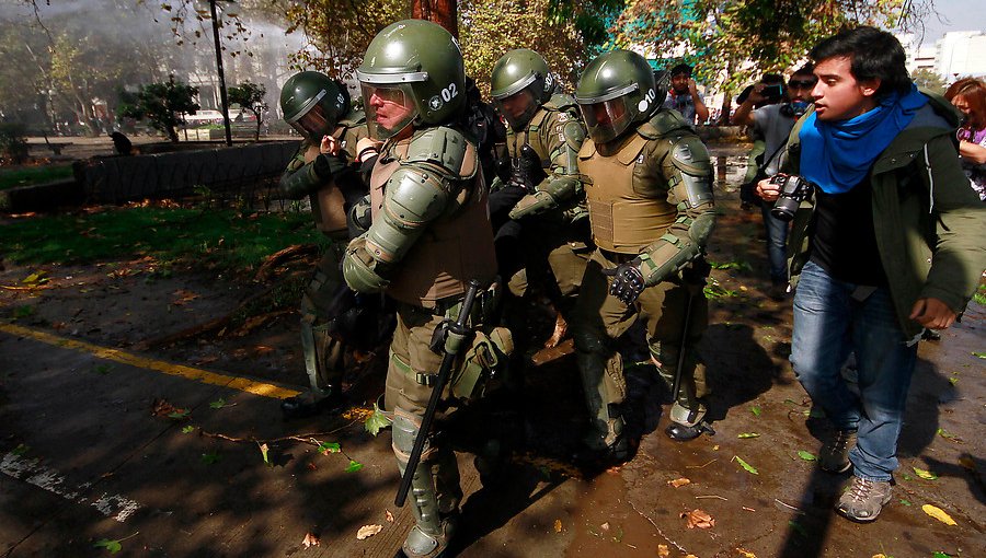 Joven que habría sufrido golpiza policial en Santiago fue liberado tras 14 días