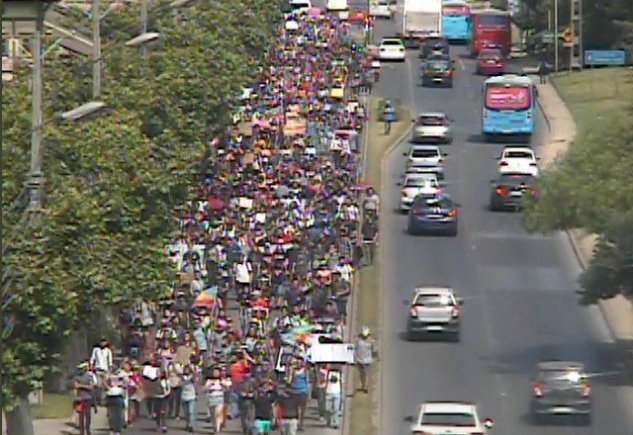 Cientos de manifestantes marchan por avenida 1 norte en dirección al centro de Viña