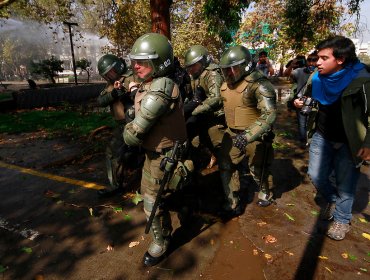 Joven que habría sufrido golpiza policial en Santiago fue liberado tras 14 días