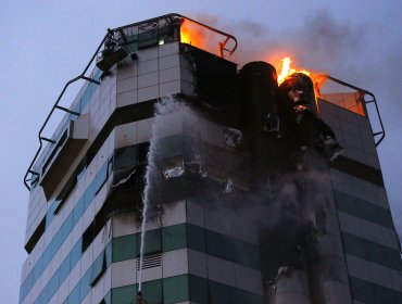 Bomberos investiga eventual intencionalidad en incendio de edificio del centro de Concepción