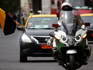 Taxistas se manifestaron por el centro de Santiago exigiendo la renuncia de la Ministra de Transportes: "No da el ancho"