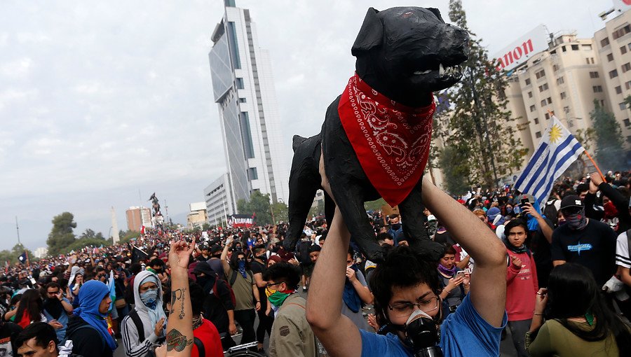 "Super Lunes": Miles de personas se manifiestan nuevamente en plaza Italia