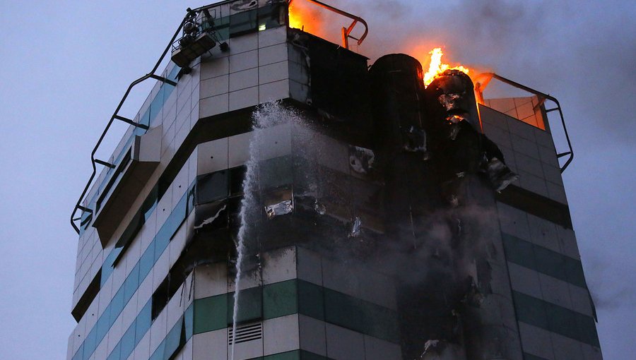 Bomberos investiga eventual intencionalidad en incendio de edificio del centro de Concepción