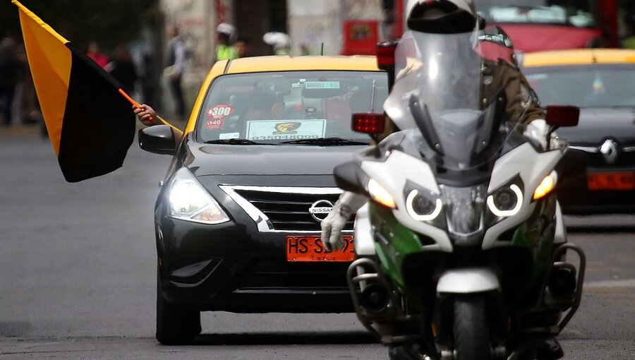 Taxistas se manifestaron por el centro de Santiago exigiendo la renuncia de la Ministra de Transportes: "No da el ancho"